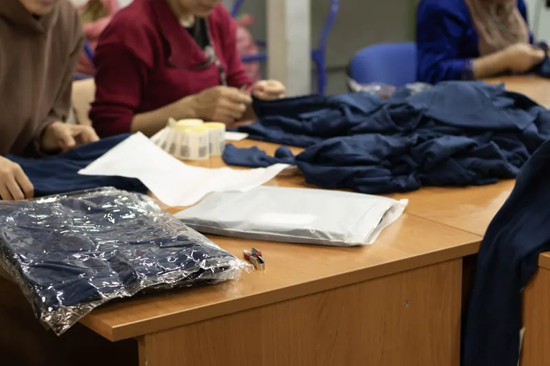 Стол упаковки: одежда, пакеты и этикетки